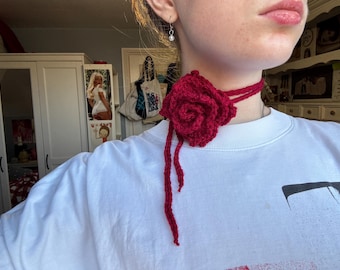 Ras de cou rose au crochet, accessoire délicat