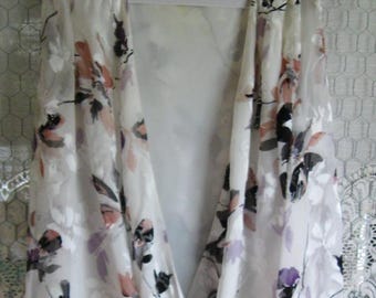 Women's Vintage White House Black Market Long Sleeve Silk and Rayon Blouse - Size 0 - Floral Design on White Background - Perfect Condition
