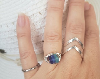 Fil multicolore d’anneau de verre de plage de verre de verre de mer enveloppé dans l’argent sterling cobalt bleu verre de mer aqua anneau de verre de mer meilleur anneau d’ami