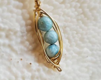 Pois dans un pendentif larimar naturel en gousse et fil rempli d’or 14 carats enveloppé. Cadeau mère et enfant. Collier de famille, collier de mère bab