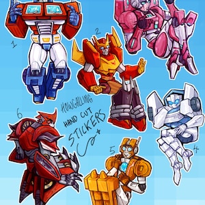 Peut inclure: Ensemble de 6 autocollants découpés à la main représentant des personnages de Transformers. Les autocollants sont colorés et présentent divers personnages, notamment Optimus Prime, Bumblebee et Arcee. Les autocollants sont parfaits pour ajouter une touche de fun Transformers à votre ordinateur portable, votre bouteille d'eau ou votre téléphone.
