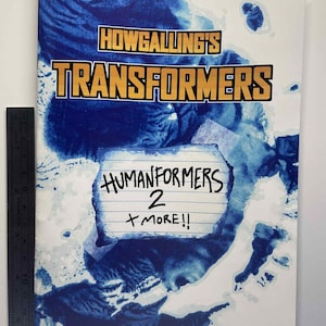 Könnte beinhalten: Comic-Cover mit dem Titel "HOWGALLING'S TRANSFORMERS" in orangefarbenen und schwarzen Buchstaben. Das Cover zeigt blaue abstrakte Kunst und den Text "HUMANFORMERS 2 + MORE!!" im handschriftlichen Stil. Auf der linken Seite befindet sich ein Lineal.