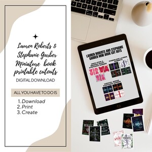 Può includere: Un download digitale per ritagli di libri in miniatura stampabili delle serie Caraval di Stephanie Garber e Once Upon a Broken Heart di Stephanie Garber, e della serie Powerless di Lauren Roberts. L'immagine mostra lo schermo di un tablet che mostra le copertine dei libri e una superficie bianca con ritagli di libri in miniatura.