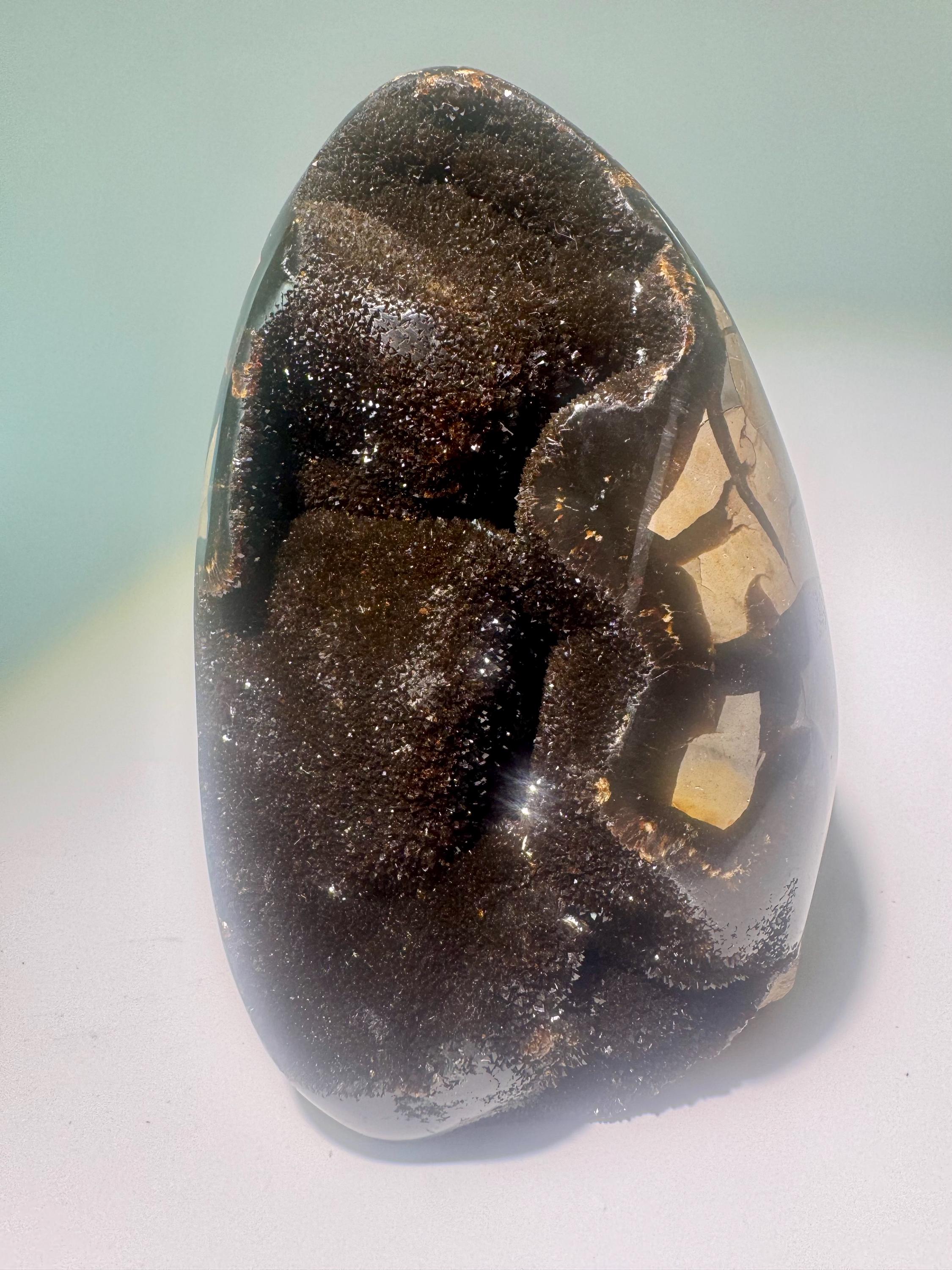 セプタリアン・ドラゴンストーン 12.4 cm – マダガスカル産の天然水晶