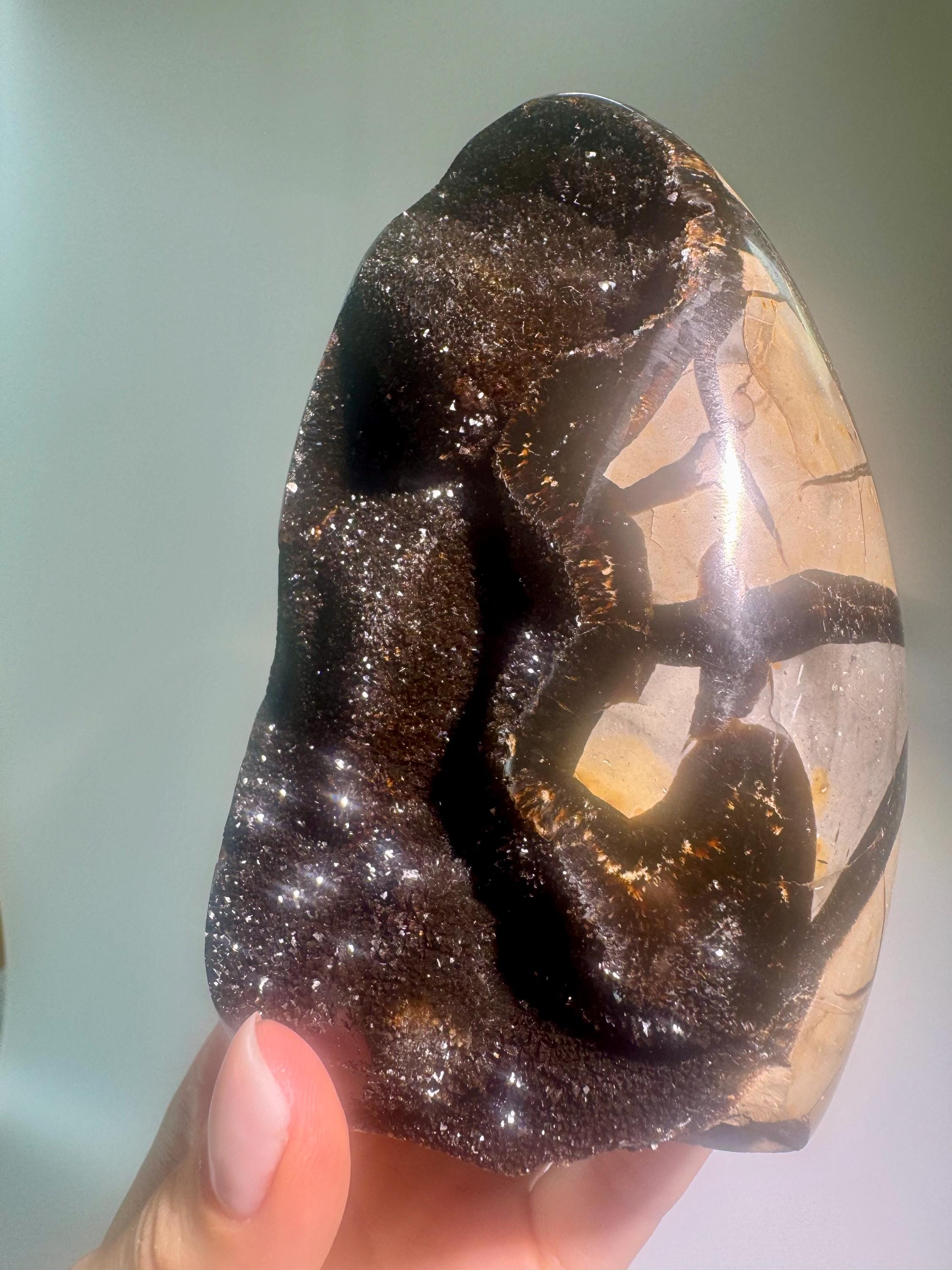 セプタリアン・ドラゴンストーン 12.4 cm – マダガスカル産の天然水晶