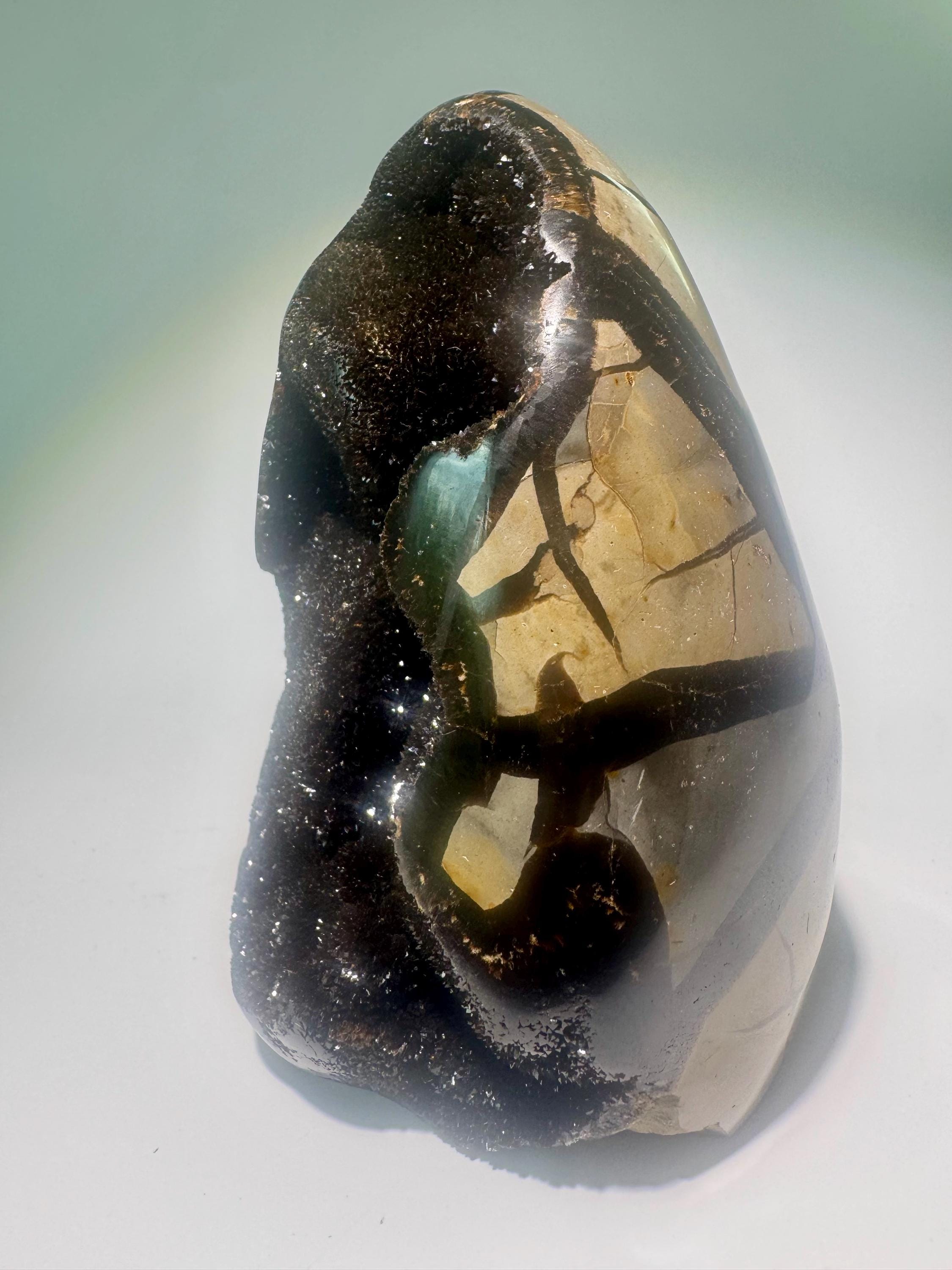 セプタリアン・ドラゴンストーン 12.4 cm – マダガスカル産の天然水晶