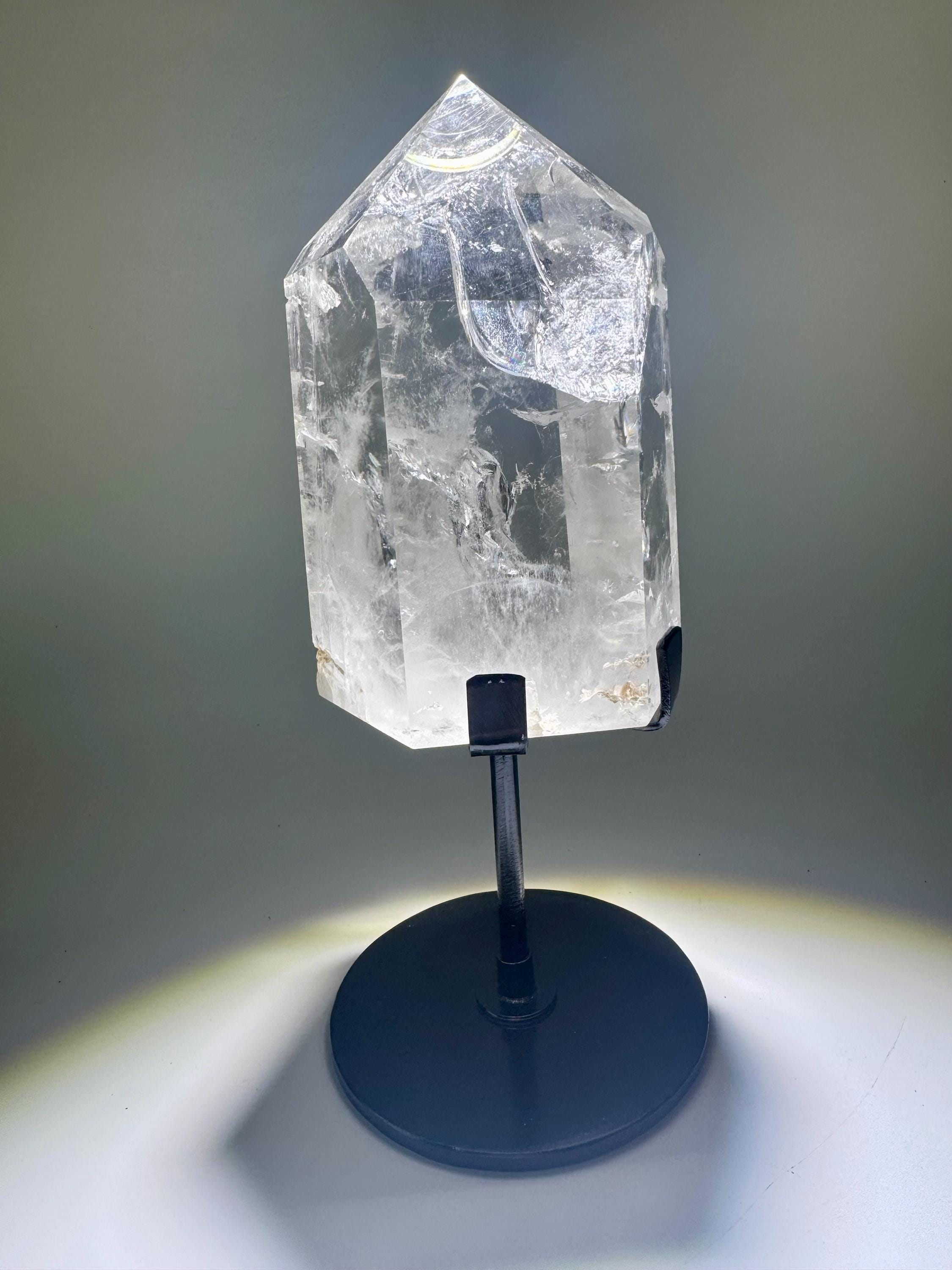 虹色のクリアクォーツ – ブラジル産768gクォーツポイント（スタンド