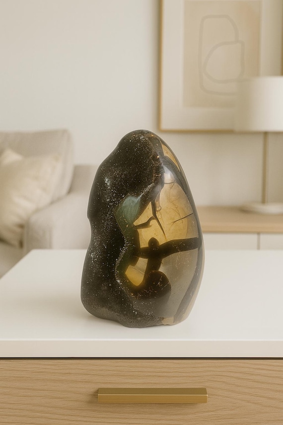 セプタリアン・ドラゴンストーン 12.4 cm – マダガスカル産の天然水晶