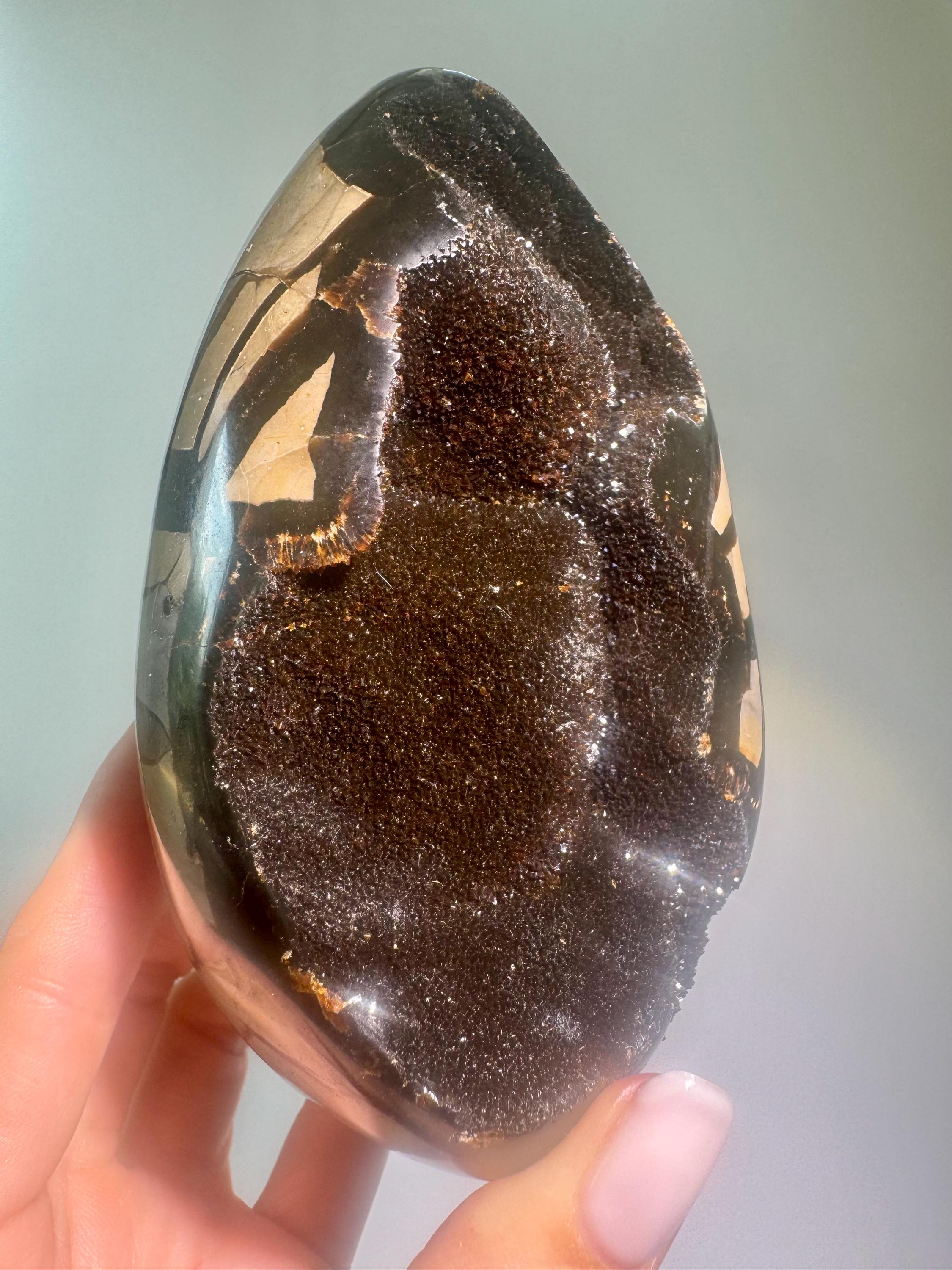 セプタリアン・ドラゴンストーン 12.4 cm – マダガスカル産の天然水晶