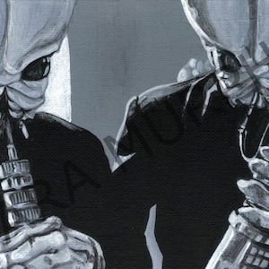 Peut inclure: Une illustration en noir et blanc de deux personnages gris extraterrestres. La figure de gauche tient un objet long et cylindrique. La figure de droite tient un objet long et cylindrique avec une série de boutons.