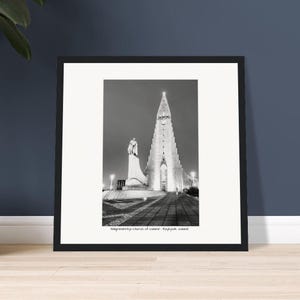 L'Islanda mi porta in chiesa n. 3 - Quadro da parete in carta pregiata, pronto da appendere, 12 x 12 pollici, cornice in legno nero