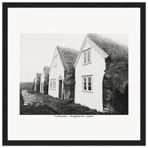 Iceland Turfhouses - Quadro su carta pregiata, pronto da appendere, 12 x 12 pollici, cornice in legno nero