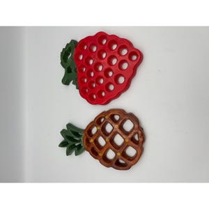 Decorazione da parete/sottopentola in ceramica stile vintage con motivo a griglia di ananas e fragole.