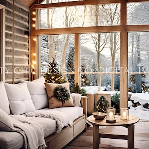 Könnte beinhalten: Ein gemütliches Wohnzimmer mit einem großen Fenster mit Blick auf einen verschneiten Wald. Ein weißes Sofa mit Kissen und einer Wolldecke steht vor dem Fenster. Ein kleiner Holztisch mit Kerzen und einer Schale steht vor dem Sofa. Ein Holzstuhl mit einem weißen Kissen steht in der Ecke des Raumes.