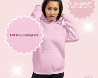 Sudadera con capucha bordada estética rosa I Let Femmes Top Me, linda declaración de orgullo LGBTQIA+, regalo feminista para hombres, WLW, sáfica, lesbiana, San Valentín