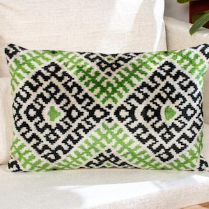 Capa de Almofada Ikat de Veludo Verde - Qaghann - Almofada Moderna
