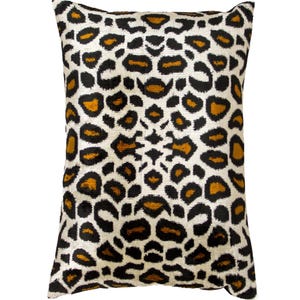 Puede incluir: Un cojín rectangular con un patrón de leopardo repetitivo en tonos negro, amarillo dorado y crema. La tela tiene una apariencia texturizada y ligeramente difusa con una disposición simétrica de las manchas animales en toda la superficie.