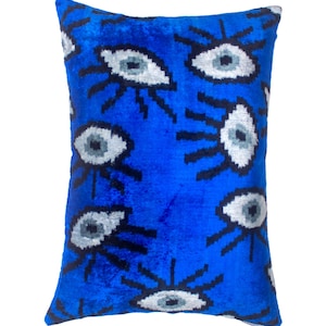 Funda de almohada Ikat de terciopelo azul marino con diseño de ojo malvado
