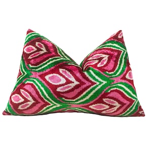 Cojín decorativo de terciopelo Ikat rosa y verde - Decoración de lujo para el hogar