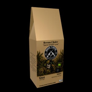 Puede incluir: Una bolsa de café de color tostado con el texto Recons Choice Send SITREP over y Rogue 7 Coffee. La etiqueta muestra un gráfico de una calavera con equipo táctico en un bosque. La bolsa indica 340g y 100% Roasted Coffee.