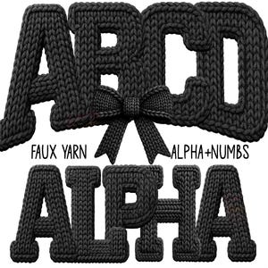 Op de afbeelding: Zwarte gehaakte alfabetset PNG. De afbeelding toont de letters A, B, C en D, en het woord "ALPHA". De letters zijn ontworpen om eruit te zien alsof ze van imitatiegaren zijn gemaakt. De tekst "ALPHA+NUMBS" en "BLACK CROOCHET ALPHABET SET PNG" zijn ook opgenomen.