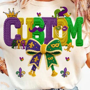 Könnte beinhalten: Cremefarbenes T-Shirt mit einem farbenfrohen Mardi Gras-Design. Das Wort "CUSTOM" wird in einem Strickstil mit lila, grünen und gelben Akzenten dargestellt. Eine große Schleife und Fleur-de-Lis-Symbole vervollständigen den festlichen Look.