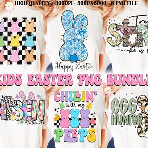 Pu&ograve; includere: Un set di 6 design digitali per Pasqua con grafica colorata. I design includono un coniglio con un fiocco, una croce con una ghirlanda, un coniglio con le parole "&Egrave; risorto", un coniglio con le parole "Chillin' with my peeps", un coniglio con le parole "Cacciatore di uova", e un coniglio con le parole "&Egrave; risorto".