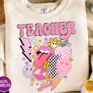 K&ouml;nnte beinhalten: Rosa-wei&szlig;es Grafikdesign mit dem Wort "TEACHER" in einer Retro-Schriftart. Das Design enth&auml;lt eine Vielzahl von Bildern, darunter ein Smiley, einen Globus, einen Bleistift, einen Blitz und ein Herz.