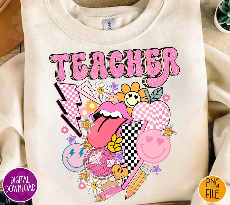 K&ouml;nnte beinhalten: Rosa-wei&szlig;es Grafikdesign mit dem Wort "TEACHER" in einer Retro-Schriftart. Das Design enth&auml;lt eine Vielzahl von Bildern, darunter ein Smiley, einen Globus, einen Bleistift, einen Blitz und ein Herz.