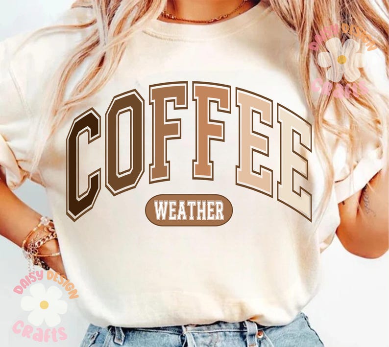 Puede incluir: Una camiseta blanca con el texto "COFFEE WEATHER" en letras marrones y beige. Las letras est&aacute;n en una fuente de estilo universitario.