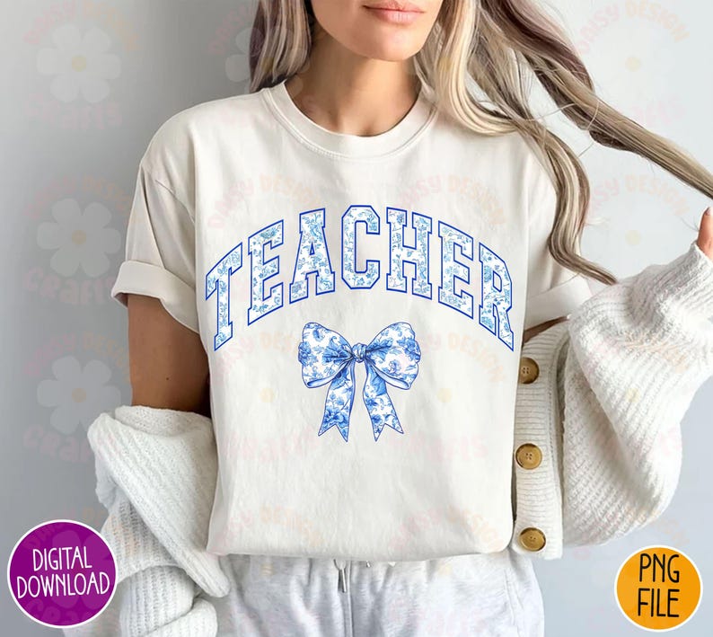 K&ouml;nnte beinhalten: Ein wei&szlig;es T-Shirt mit dem Wort "TEACHER" in blauen Buchstaben und einer blauen und wei&szlig;en Schleife mit einem Blumenmuster.