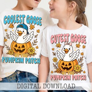 Puede incluir: Dos camisetas blancas con diseños de gansos y calabazas. Una dice "COOLEST GOOSE AT THE PUMPKIN PATCH" con un ganso con sombrero. La otra dice "CUTEST GOOSE AT THE PUMPKIN PATCH" con un ganso con lazo.