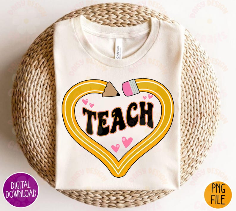 K&ouml;nnte beinhalten: Ein wei&szlig;es T-Shirt mit einem gelben Bleistiftdesign in Form eines Herzens. Das Wort "TEACH" ist in schwarzen Buchstaben innerhalb des Herzens geschrieben. Um das Bleistiftdesign herum sind rosa Herzen verstreut.