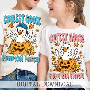 Op de afbeelding: Twee witte T-shirts met ganzen- en pompoenafbeeldingen. E&eacute;n shirt zegt "COOLEST GOOSE AT THE PUMPKIN PATCH" met een gans met een hoed. De andere zegt "CUTEST GOOSE AT THE PUMPKIN PATCH" met een gans met een strik.