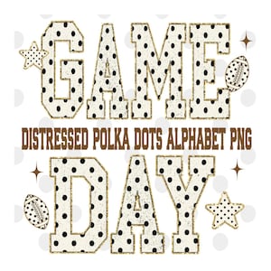 Puede incluir: Un gráfico digital que presenta el texto GAME DAY en una fuente de estilo universitario con fondo blanco, lunares negros y contornos dorados. El diseño incluye dos ilustraciones de balones de fútbol americano y dos estrellas, con el texto DISTRESSED POLKA DOTS ALPHABET PNG centrado entre las dos palabras.