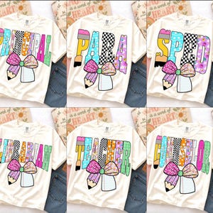 Puede incluir: Una colecci&oacute;n de seis camisetas de color blanco roto, cada una con un gr&aacute;fico colorido que incluye una letra grande con forma de l&aacute;piz, un lazo estampado y un bloc de notas. Las camisetas muestran las palabras PRINCIPAL, PARA, SPED, LIBRARIAN, TEACHER y COUNSELOR en letras de bloque grandes, multicolores y estampadas.