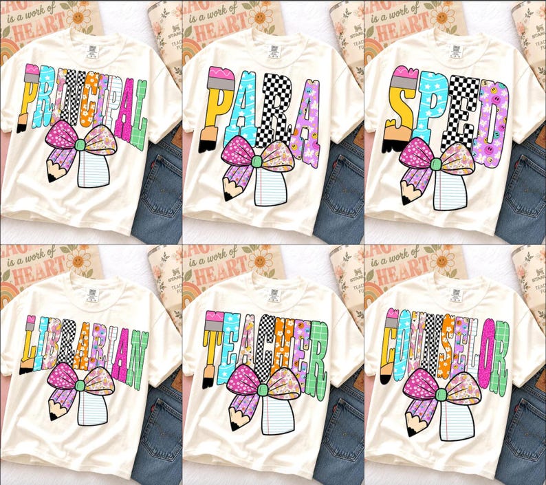 Puede incluir: Una colecci&oacute;n de seis camisetas de color blanco roto, cada una con un gr&aacute;fico colorido que incluye una letra grande con forma de l&aacute;piz, un lazo estampado y un bloc de notas. Las camisetas muestran las palabras PRINCIPAL, PARA, SPED, LIBRARIAN, TEACHER y COUNSELOR en letras de bloque grandes, multicolores y estampadas.