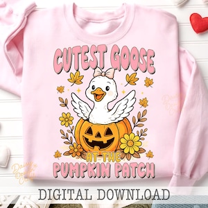 Op de afbeelding: Roze sweatshirt met een cartoonafbeelding van een gans die uit een pompoen komt. De tekst luidt "Cutest Goose at the Pumpkin Patch" en "Digital Download". Herfstthema.