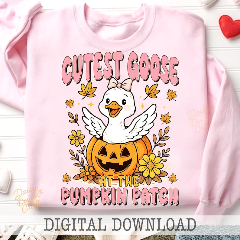 Op de afbeelding: Roze sweatshirt met een cartoonafbeelding van een gans die uit een pompoen komt. De tekst luidt "Cutest Goose at the Pumpkin Patch" en "Digital Download". Herfstthema.
