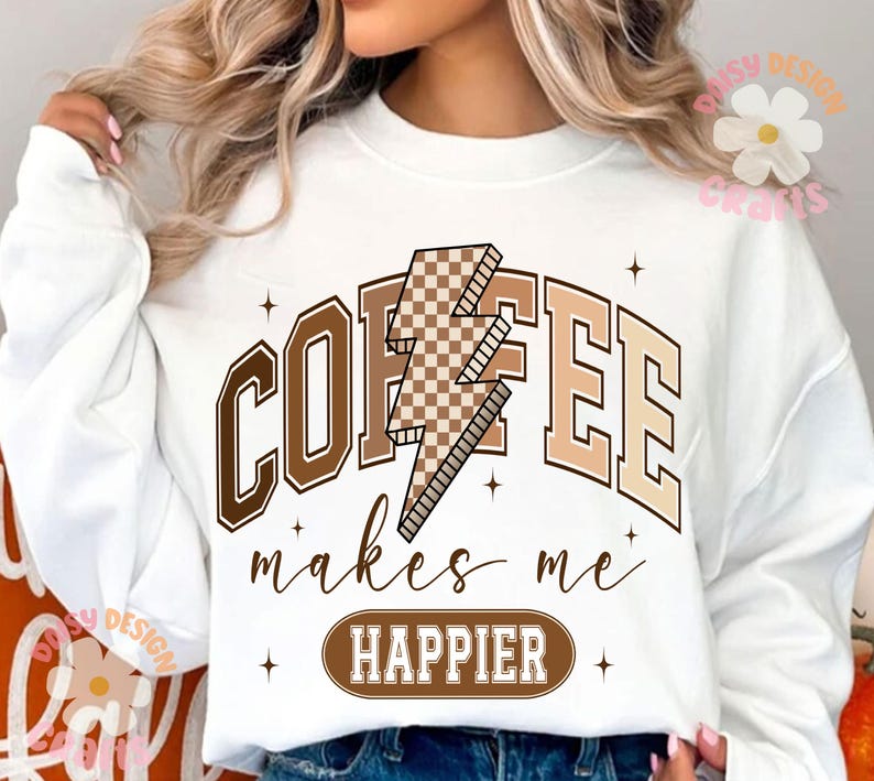 Puede incluir: Sudadera blanca con un gr&aacute;fico de rayo de ajedrez marr&oacute;n y blanco y el texto "COFFEE makes me HAPPIER".