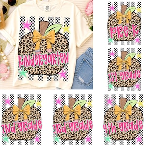Könnte beinhalten: Cremefarbenes T-Shirt mit einem Kürbisdesign im Leopardenmuster. Der Kürbis hat eine Schleife, einen Bleistift und das Wort "Kindergarten" in Rosa. Zusätzliche Designs sind Sterne und ein karierter Hintergrund. Gezeigt werden auch Designs für die Klassenstufen Pre-K bis 4.