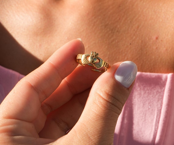 Claddagh Gold Personalized Name 925 Sterling Silver Diploma ＆ Cap Charm Class of 2022 Graduation Round Pendant Necklace, 16