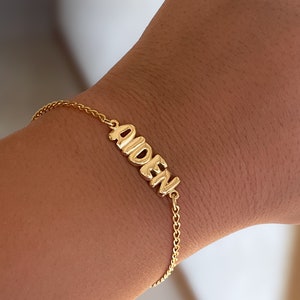 14k Gold 3d Blase Buchstabe Armband, Baby Armband mit Namen, Gold Name Plate Armband kubanische Kette, neue Mom Armband, Freundschaftsarmband