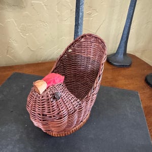 VTG Avon Wicker Chicken Basket Small Hen Shaped Farmhouse Country Egg Holder