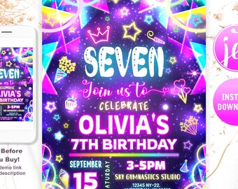 Puede incluir: Invitación de cumpleaños de color rosa y azul neón con un gráfico de un cielo estrellado y el texto "Seven Join us to Celebrate Olivia's 7th Birthday". La invitación incluye la fecha, la hora y la ubicación de la fiesta. El texto "RSVP to Messer 123-456-7890 by September 11" también está incluido.