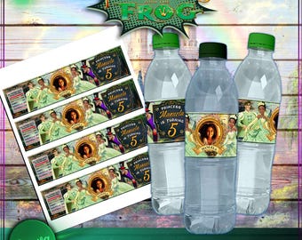 Puede incluir: Etiquetas de botellas de agua imprimibles con personajes de La Princesa y el Sapo de Disney. Las etiquetas son verdes, doradas y blancas con una princesa, una rana y el texto "Princess Manuela cumple 5 años".