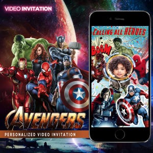Puede incluir: Una invitación de video con los personajes de los Avengers, incluyendo Iron Man, Captain America, Hulk, Thor, Black Widow y Spiderman. La invitación está personalizada con una foto de un niño en el centro de la pantalla. El texto de la invitación dice "Calling All Heroes" y "Avengers Personalized Video Invitation".