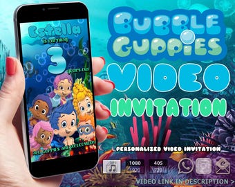 Puede incluir: Una invitación de video digital para una fiesta de cumpleaños infantil con los personajes del programa de televisión animado Bubble Guppies. La invitación está personalizada con el nombre del niño, la edad y un mensaje de bienvenida a todos los guppies. La invitación se muestra en la pantalla de un teléfono inteligente.