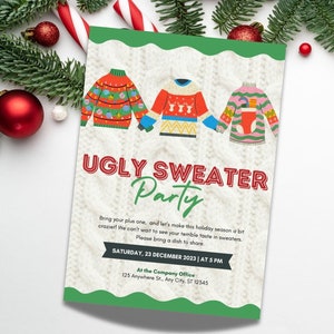 Puede incluir: Una invitación festiva para una fiesta de suéteres feos. El diseño presenta tres ilustraciones de suéteres coloridos sobre el texto "UGLY SWEATER Party". La invitación incluye la fecha, la hora y el lugar, todo sobre un fondo blanco de punto de cable, con decoraciones navideñas.