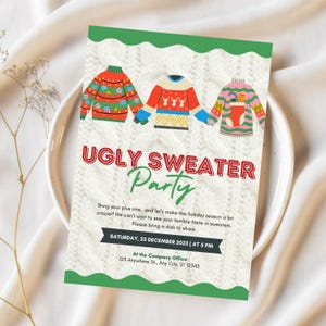 Puede incluir: Una invitación verde y blanca para una fiesta de suéteres feos. La invitación presenta tres suéteres de dibujos animados con diseños festivos. El texto dice "Ugly Sweater Party" en letras rojas y verdes. El evento está programado para el sábado 23 de diciembre de 2023 a las 5 PM en la oficina de la empresa, ubicada en 123 Anywhere St., Any City, ST 12345.